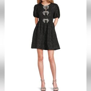 Sugarlips
Arian Floral Jacquard Glowria Rhinestone Bow Short Puff Sleeve Dress